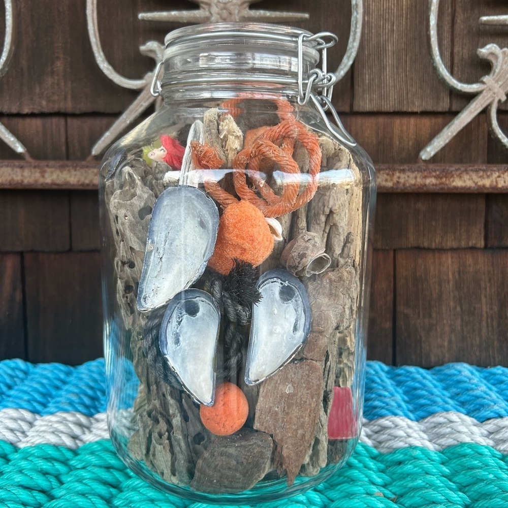 Large Italian Glass Jar Filled with Montauk Beach Finds. Driftwood, buoy pieces - Picture 10 of 11